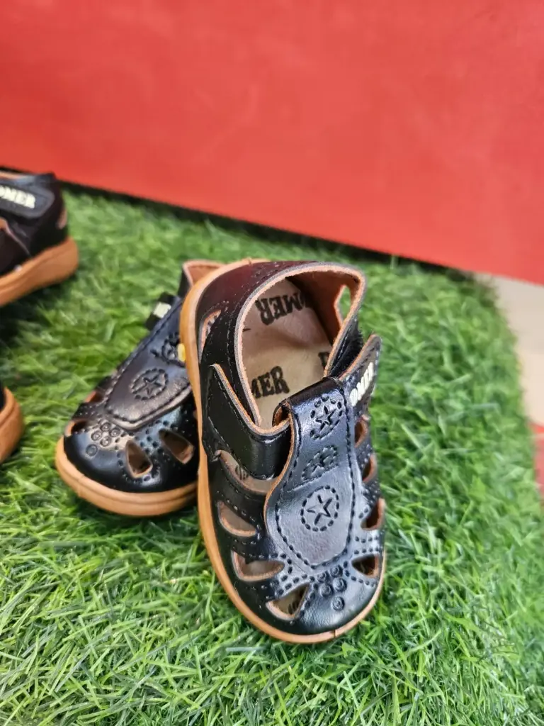 Black chu-chu(sound) kids sandals
