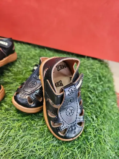 Black chu-chu(sound) kids sandals